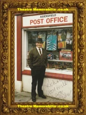  Derek Fowlds Autograph Signed Picture – Actor Heartbeat - Theatre Memorabilia - Theatre Programmes Theatre Memorabilia - Theatre Programmes