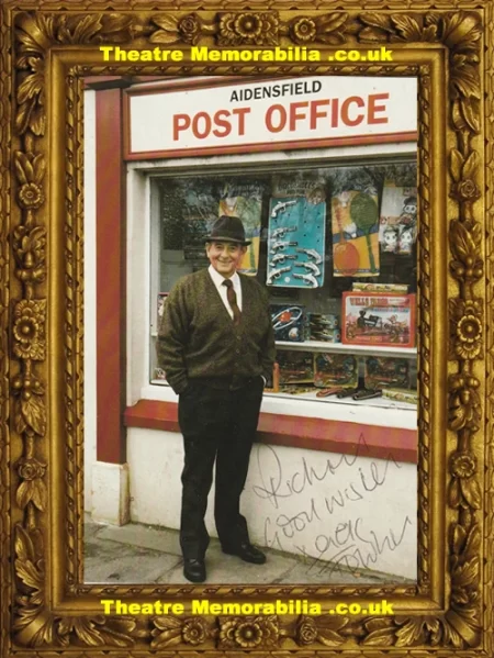  Derek Fowlds Autograph Signed Picture – Actor Heartbeat - Theatre Memorabilia - Theatre Programmes Theatre Memorabilia - Theatre Programmes