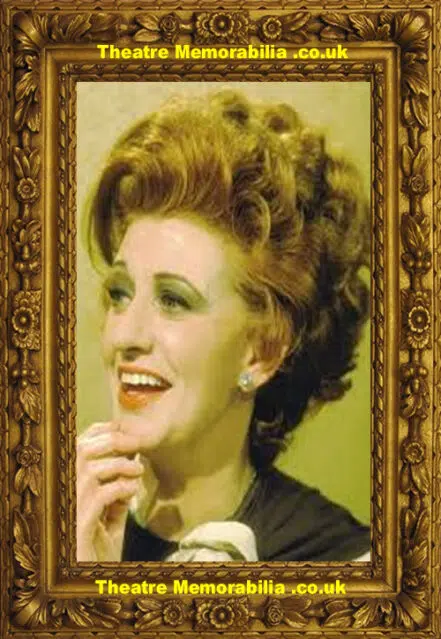 Pat Phoenix Autograph Signed Picture Coronation Street
