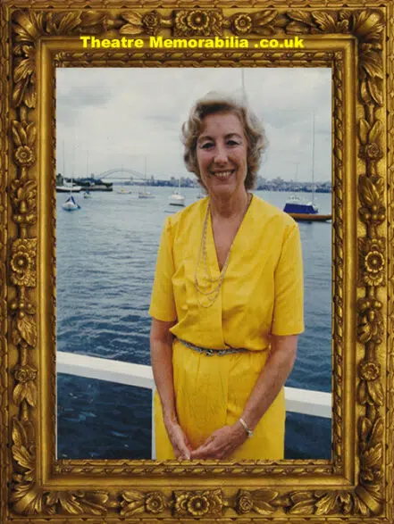 Vera Lynn Autograph Signed Picture Photograph