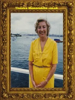 Vera Lynn Autograph Signed Picture Photograph